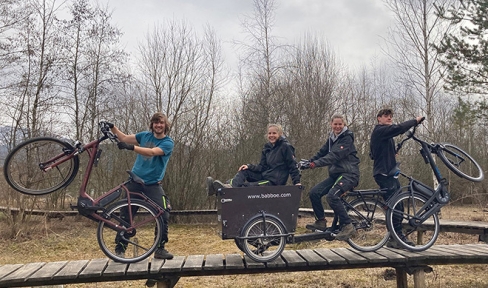 Jugendliche mit Fahrrädern