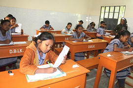 Zur Schule in Bangladesch